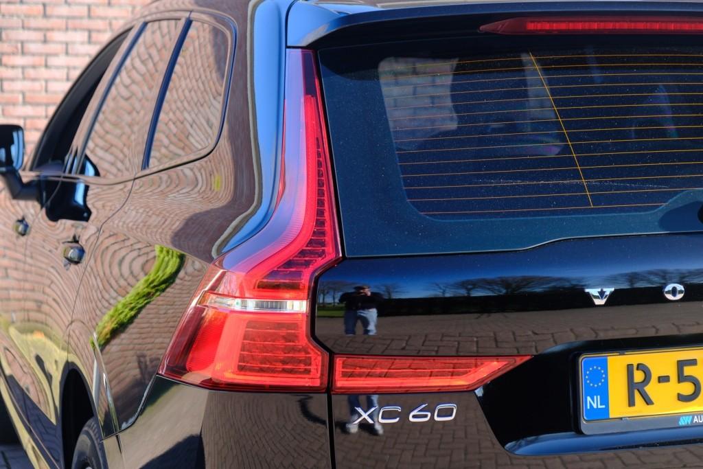 Volvo XC60 2.0 B5 250pk Aut. R-Design | Navi | App Connect | Adaptive Cruise | Camera | Stoelverwarming | Elektrische Achterklep afbeelding 28