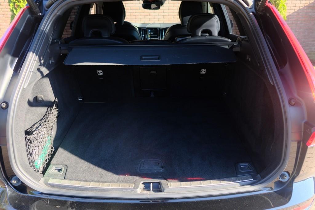 Volvo XC60 2.0 B5 250pk Aut. R-Design | Navi | App Connect | Adaptive Cruise | Camera | Stoelverwarming | Elektrische Achterklep afbeelding 30