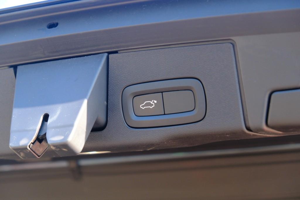 Volvo XC60 2.0 B5 250pk Aut. R-Design | Navi | App Connect | Adaptive Cruise | Camera | Stoelverwarming | Elektrische Achterklep afbeelding 31