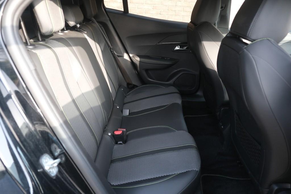 Peugeot e-2008 EV 50 kWh GT | App Connect | Adaptive Cruise | Keyless | Camera | Blind Spot afbeelding 3