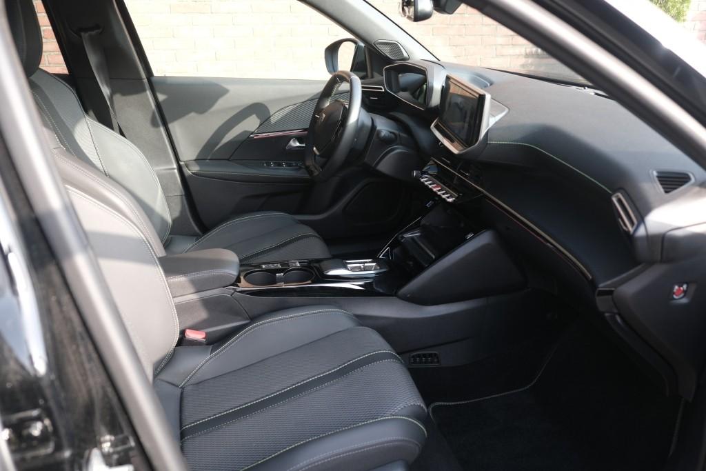 Peugeot e-2008 EV 50 kWh GT | App Connect | Adaptive Cruise | Keyless | Camera | Blind Spot afbeelding 4