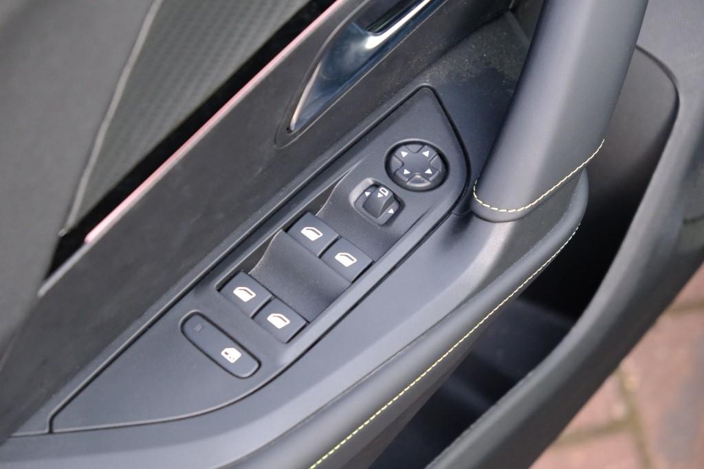 Peugeot e-2008 EV 50 kWh GT | App Connect | Adaptive Cruise | Keyless | Camera | Blind Spot afbeelding 24