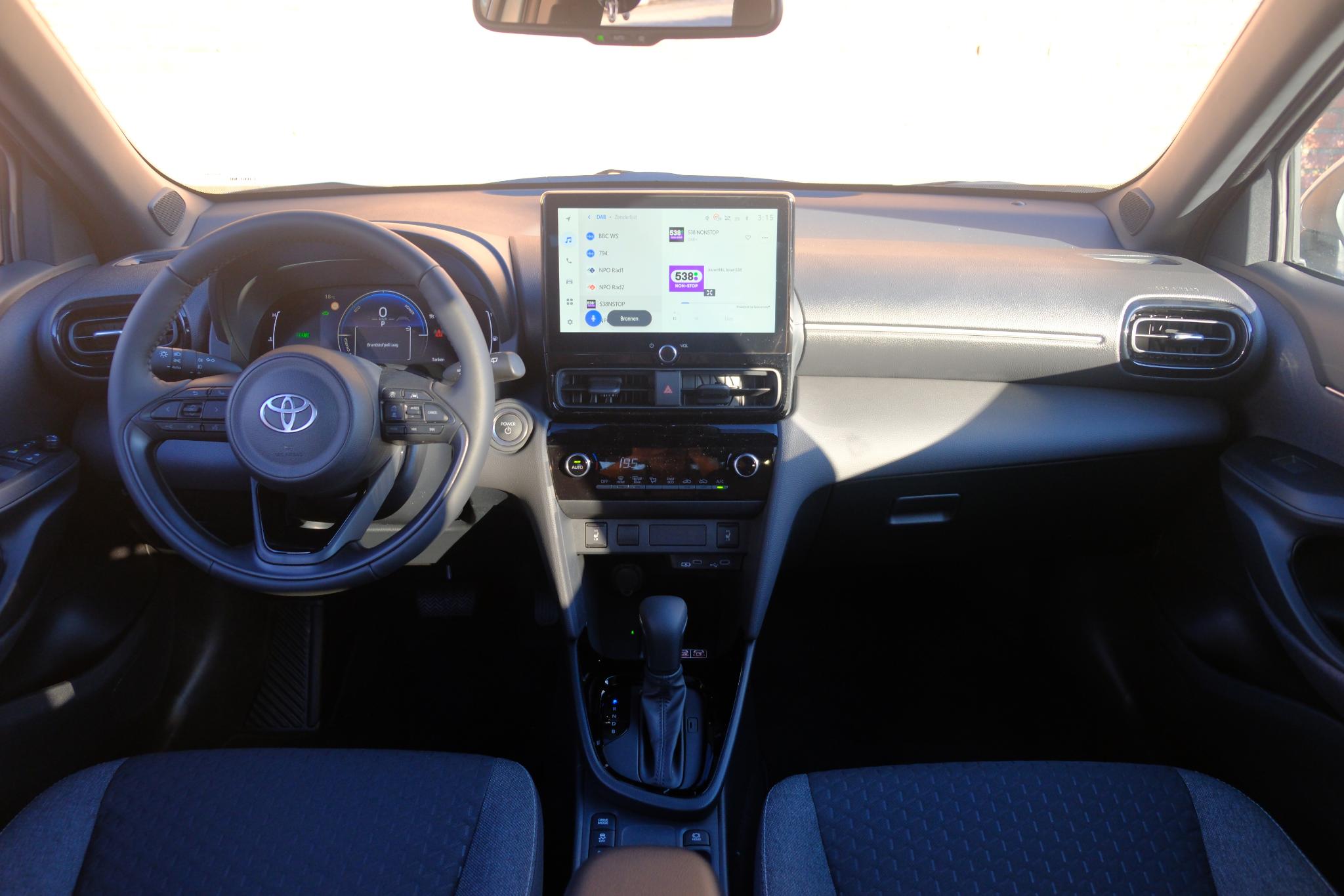 Toyota Yaris Cross 1.5 Hybrid 130pk CVT Dynamic | App Connect | Climate | Adaptive Cruise | Camera | PDC | Blind Spot | Winter Pakket afbeelding 12