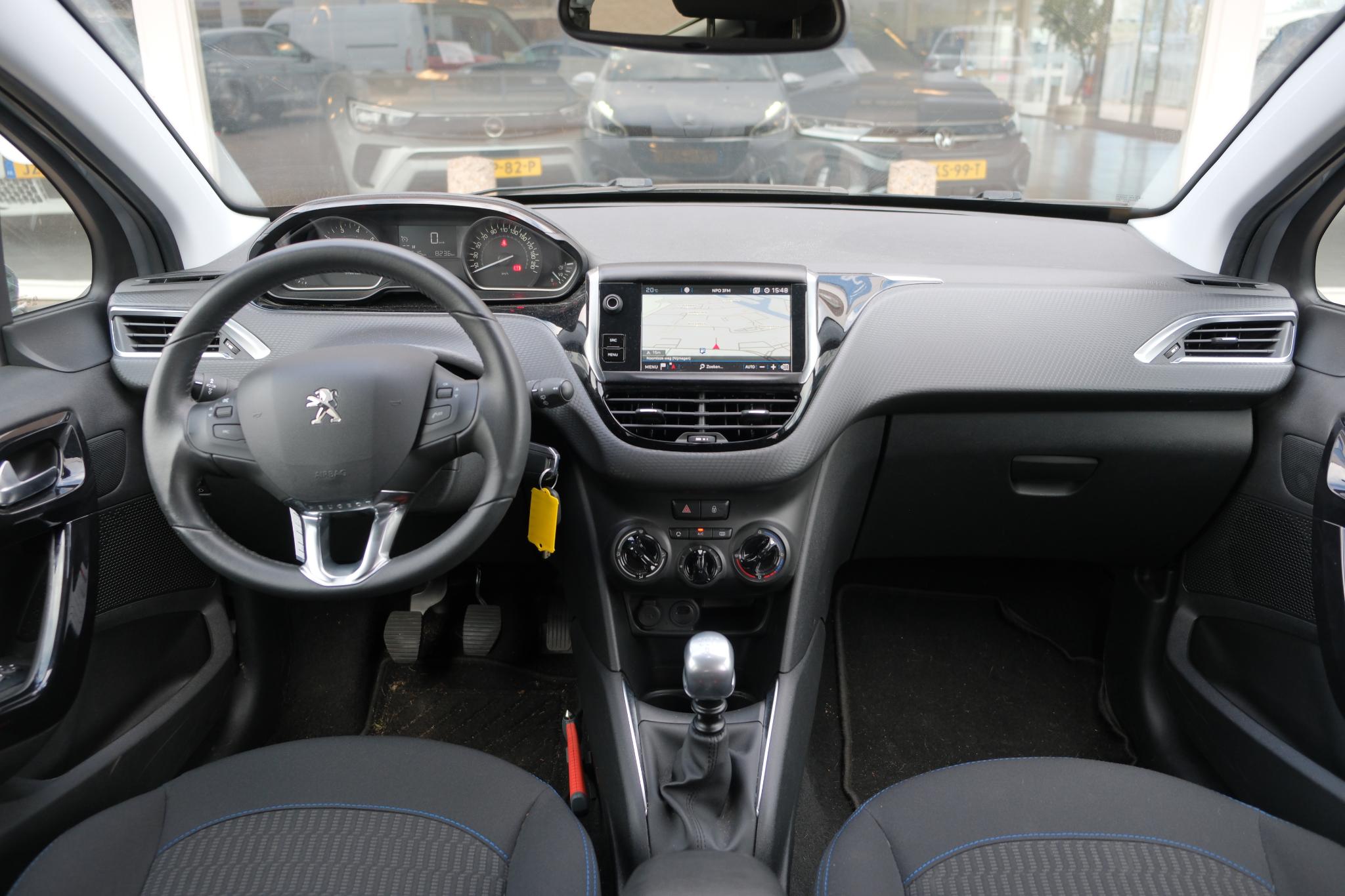 Peugeot 208 1.2 PureTech 110pk Signature | Navi | App Connect | Airco | Cruise | PDC | Trekhaak afbeelding 2