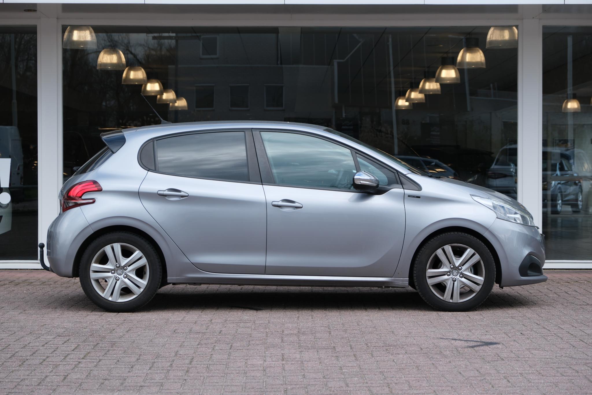 Peugeot 208 1.2 PureTech 110pk Signature | Navi | App Connect | Airco | Cruise | PDC | Trekhaak afbeelding 4