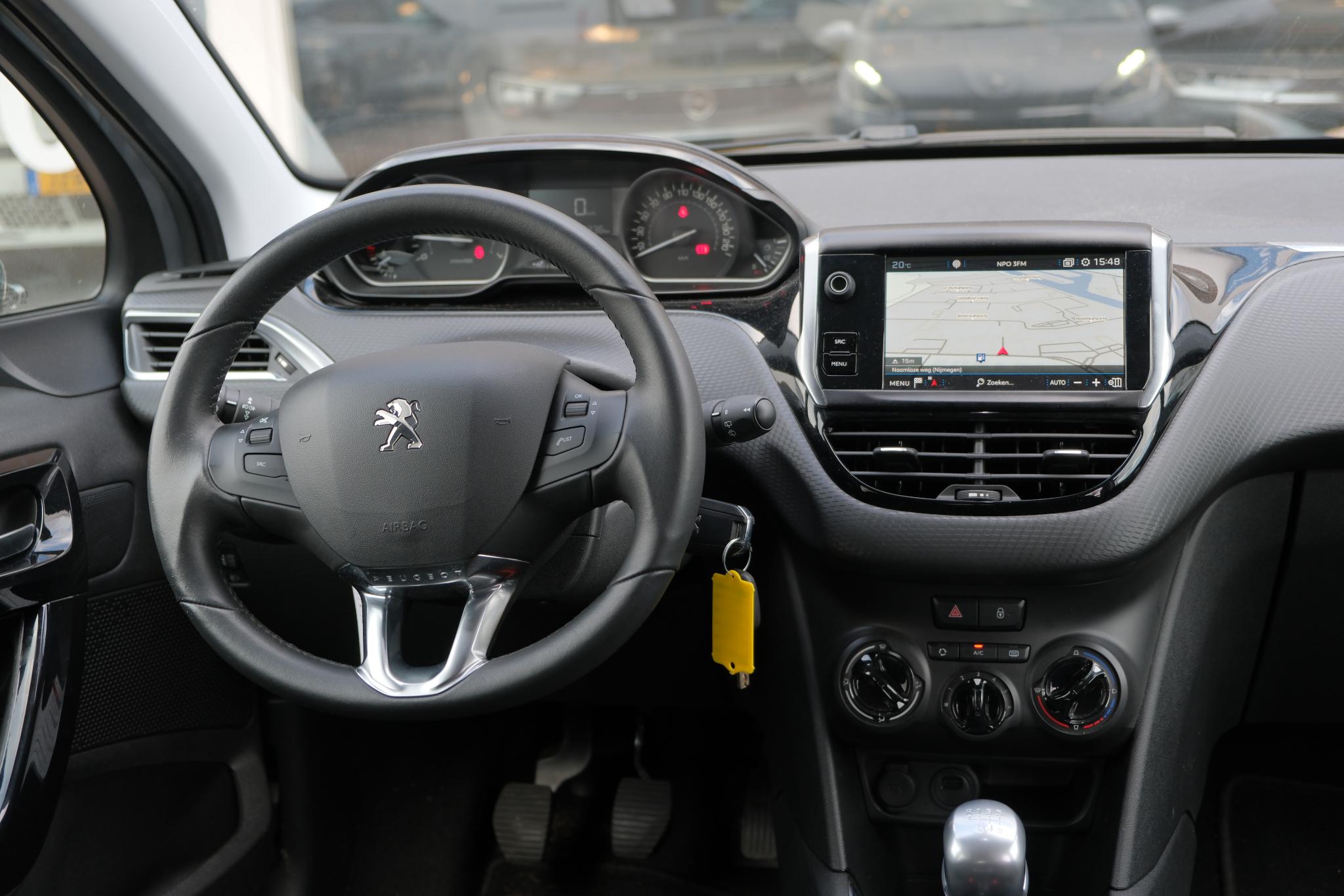 Peugeot 208 1.2 PureTech 110pk Signature | Navi | App Connect | Airco | Cruise | PDC | Trekhaak afbeelding 7