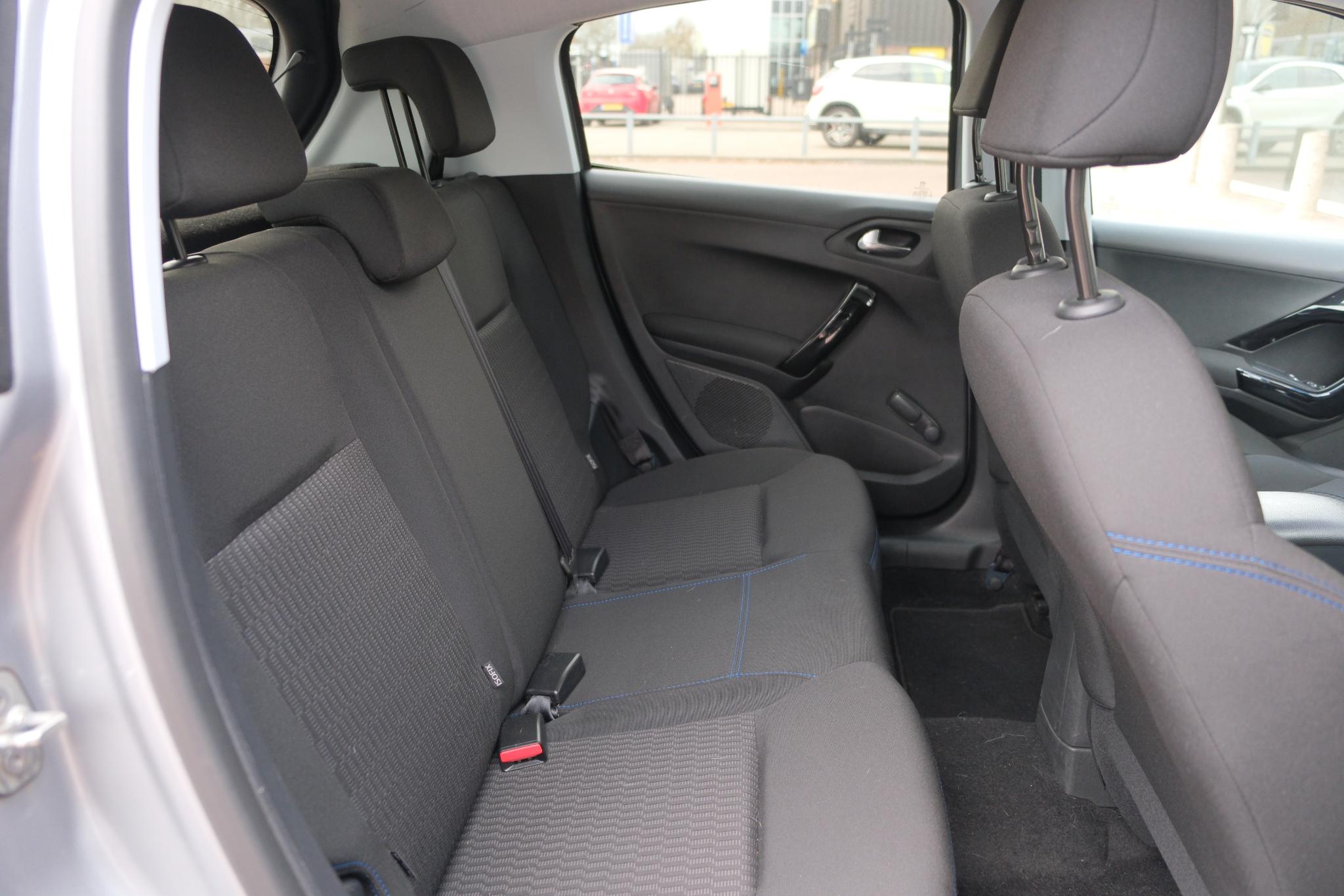 Peugeot 208 1.2 PureTech 110pk Signature | Navi | App Connect | Airco | Cruise | PDC | Trekhaak afbeelding 10