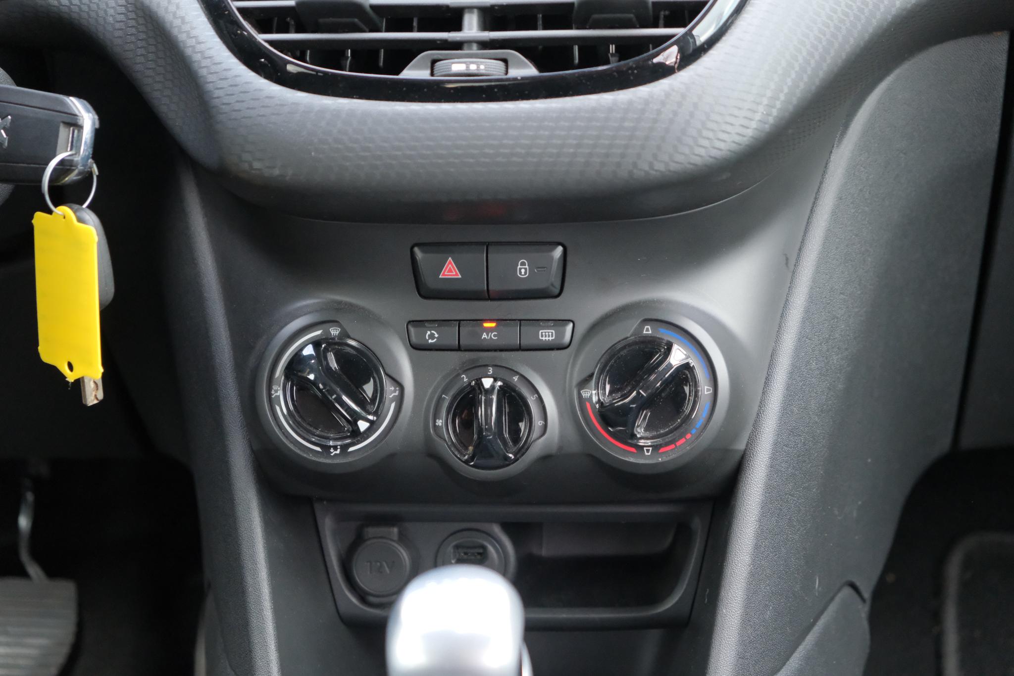 Peugeot 208 1.2 PureTech 110pk Signature | Navi | App Connect | Airco | Cruise | PDC | Trekhaak afbeelding 12