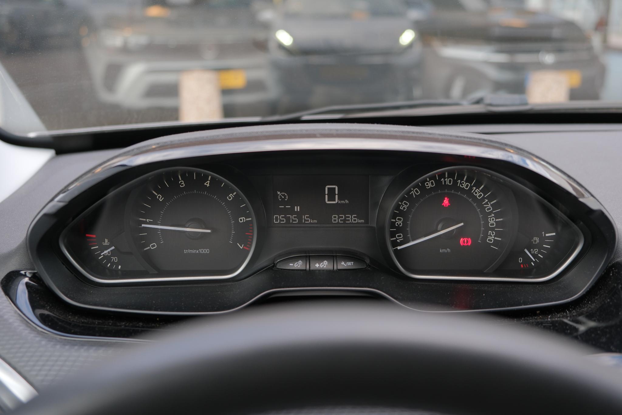 Peugeot 208 1.2 PureTech 110pk Signature | Navi | App Connect | Airco | Cruise | PDC | Trekhaak afbeelding 19