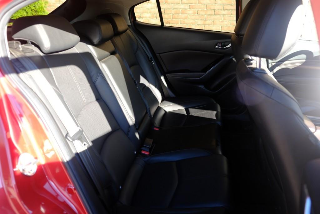 Mazda 3 2.0 SkyActiv-G 120pk SkyLease GT | Navi | Cruise | Camera | Winter-Pakket | Keyless | Leer | Head-Up Display afbeelding 3