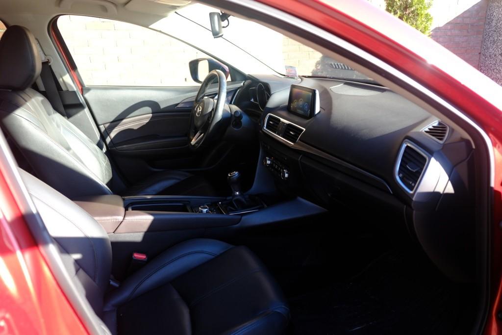 Mazda 3 2.0 SkyActiv-G 120pk SkyLease GT | Navi | Cruise | Camera | Winter-Pakket | Keyless | Leer | Head-Up Display afbeelding 4