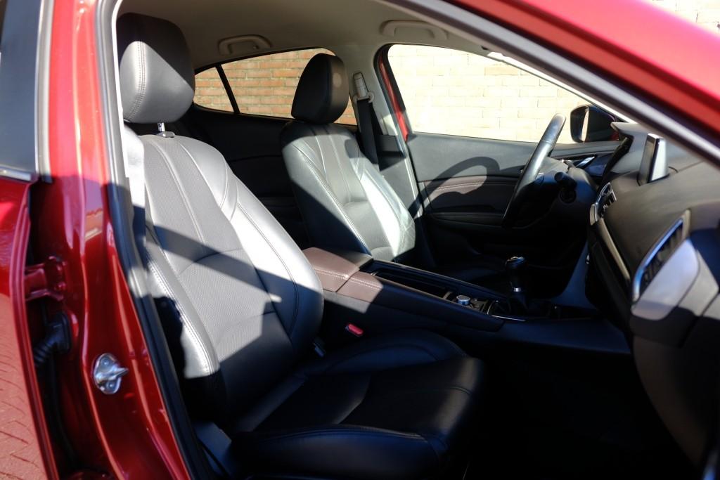 Mazda 3 2.0 SkyActiv-G 120pk SkyLease GT | Navi | Cruise | Camera | Winter-Pakket | Keyless | Leer | Head-Up Display afbeelding 6