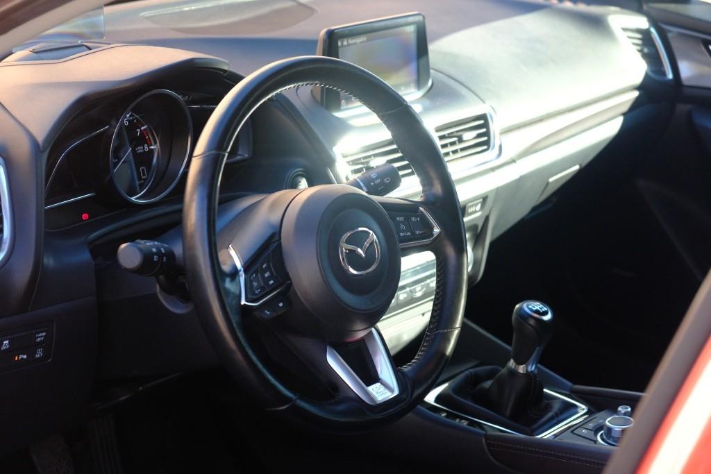 Mazda 3 2.0 SkyActiv-G 120pk SkyLease GT | Navi | Cruise | Camera | Winter-Pakket | Keyless | Leer | Head-Up Display afbeelding 8