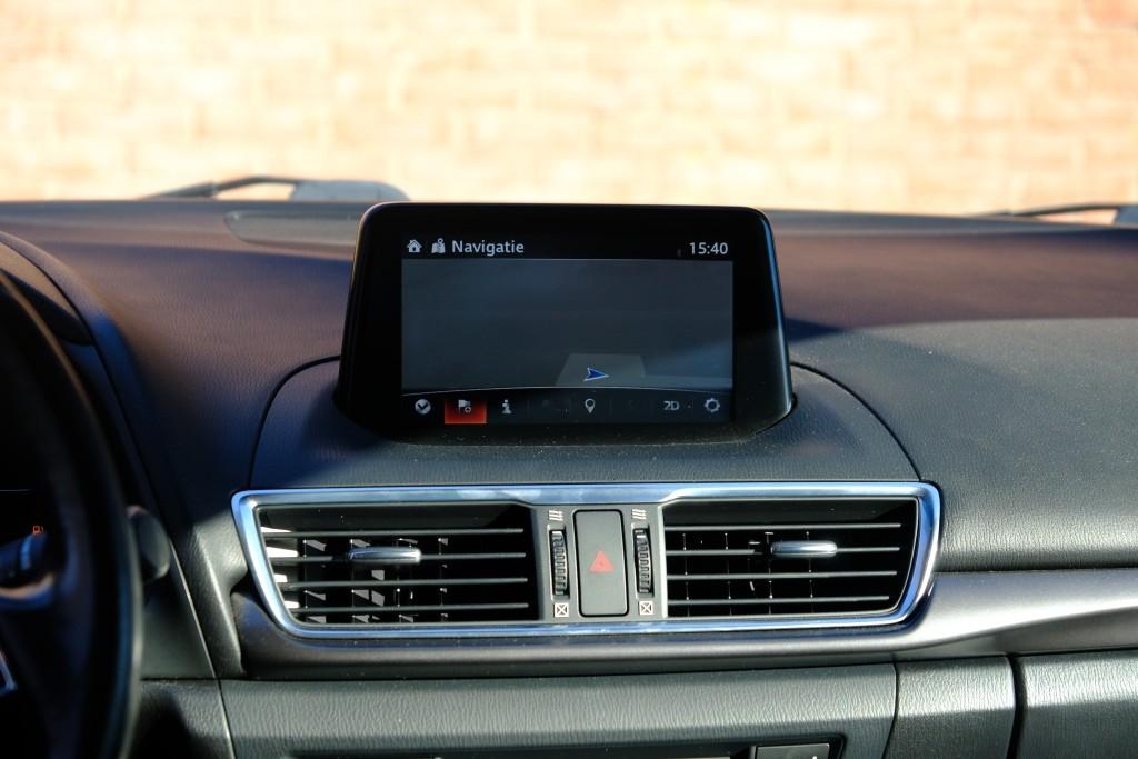 Mazda 3 2.0 SkyActiv-G 120pk SkyLease GT | Navi | Cruise | Camera | Winter-Pakket | Keyless | Leer | Head-Up Display afbeelding 16