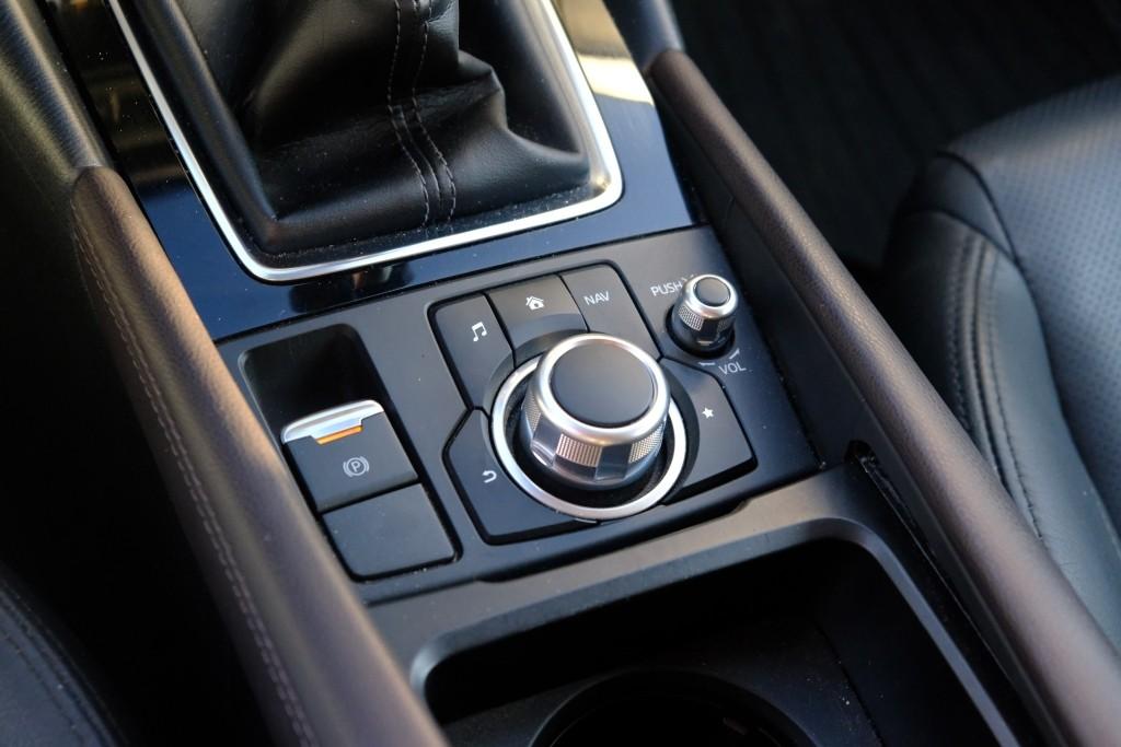 Mazda 3 2.0 SkyActiv-G 120pk SkyLease GT | Navi | Cruise | Camera | Winter-Pakket | Keyless | Leer | Head-Up Display afbeelding 25