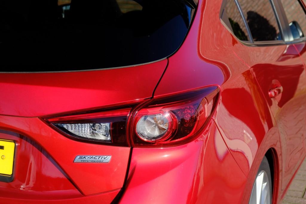 Mazda 3 2.0 SkyActiv-G 120pk SkyLease GT | Navi | Cruise | Camera | Winter-Pakket | Keyless | Leer | Head-Up Display afbeelding 31