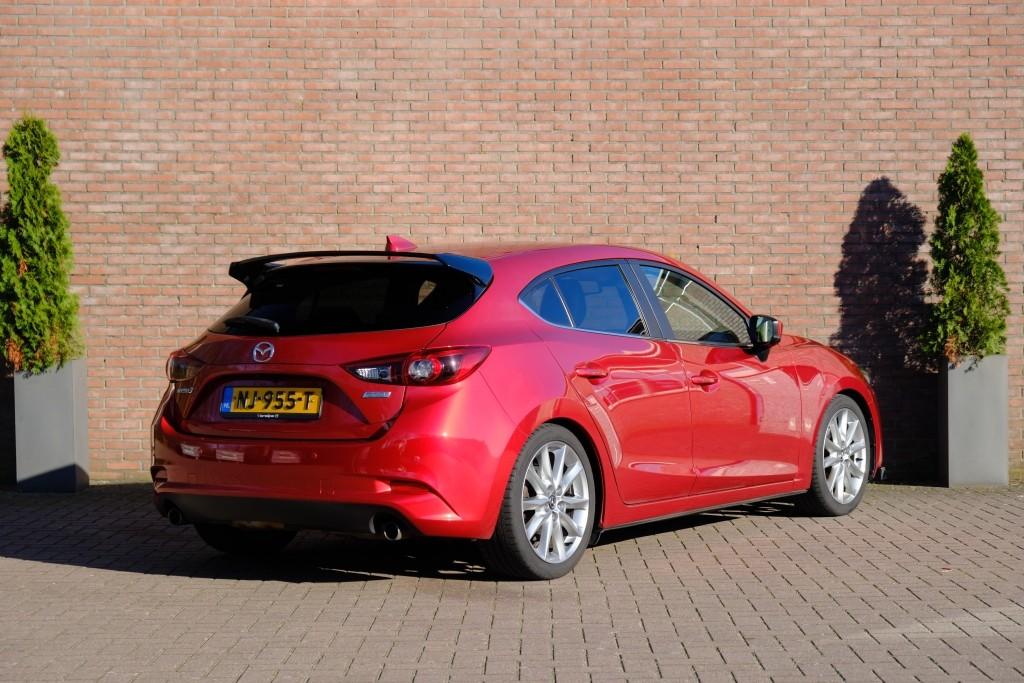 Mazda 3 2.0 SkyActiv-G 120pk SkyLease GT | Navi | Cruise | Camera | Winter-Pakket | Keyless | Leer | Head-Up Display afbeelding 32