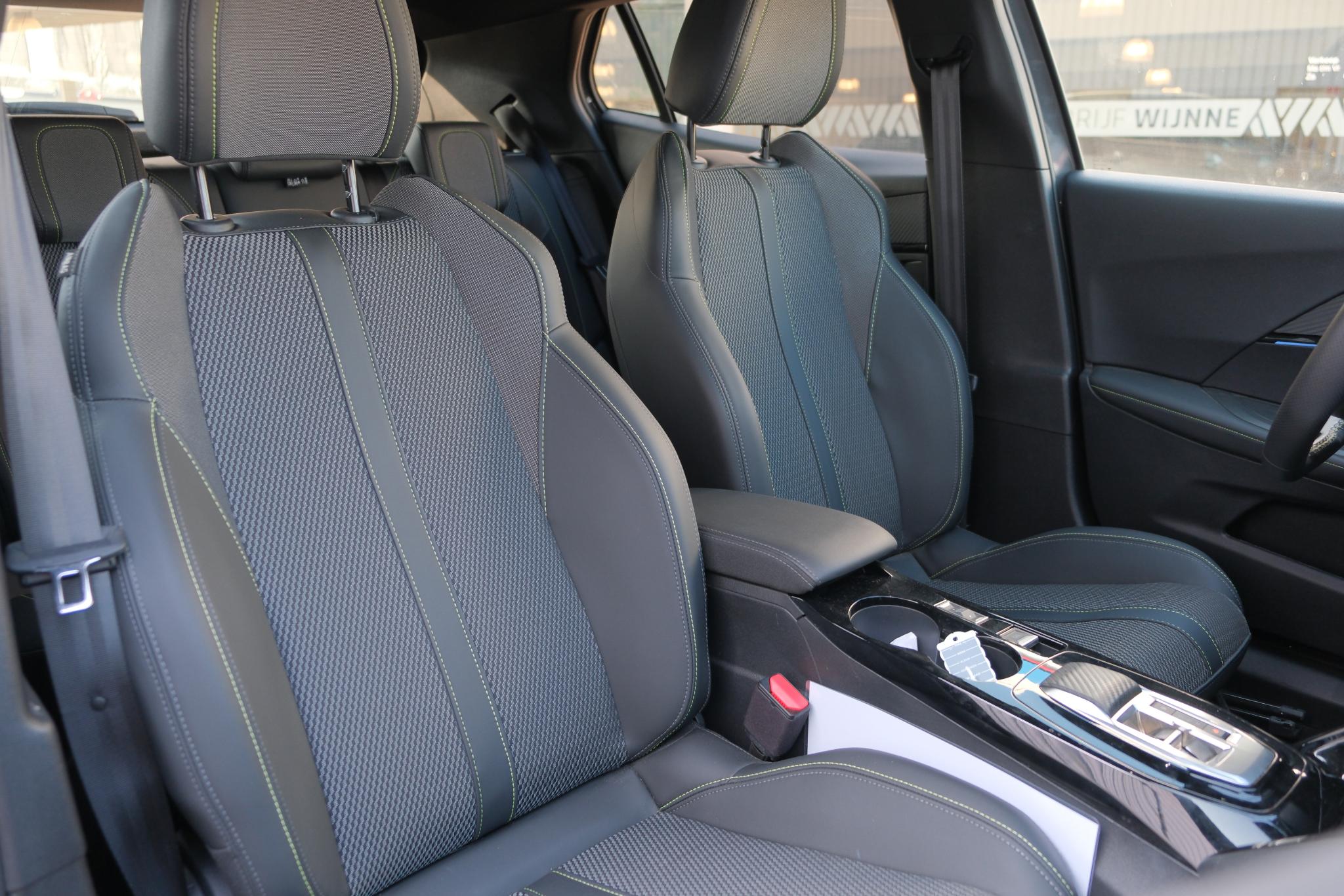 Peugeot e-2008 EV 50 kWh GT | App Connect | Adaptive Cruise | Keyless | Camera | Blind Spot afbeelding 8