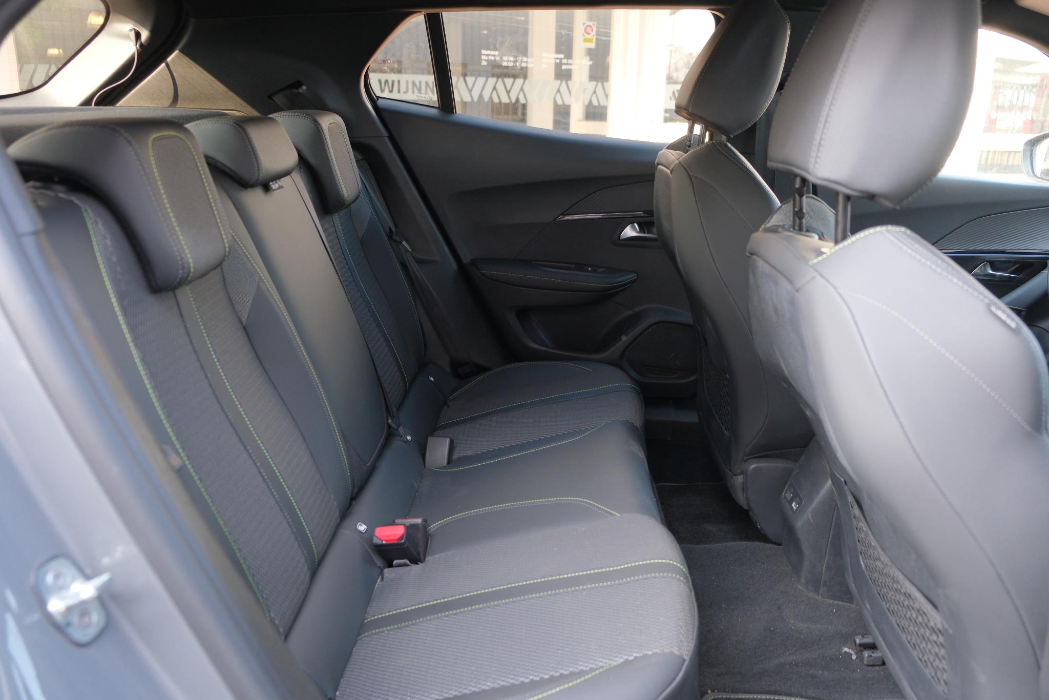 Peugeot e-2008 EV 50 kWh GT | App Connect | Adaptive Cruise | Keyless | Camera | Blind Spot afbeelding 10