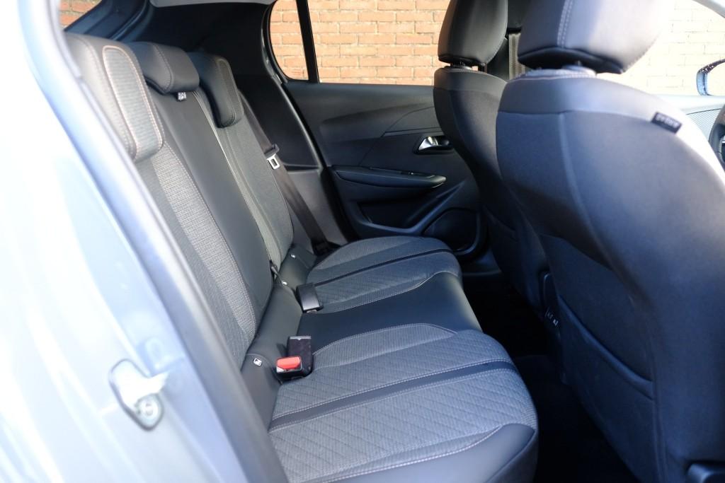 Peugeot 208 1.2 PureTech 100pk Allure | App Connect | Climate | Cruise | PDC afbeelding 3