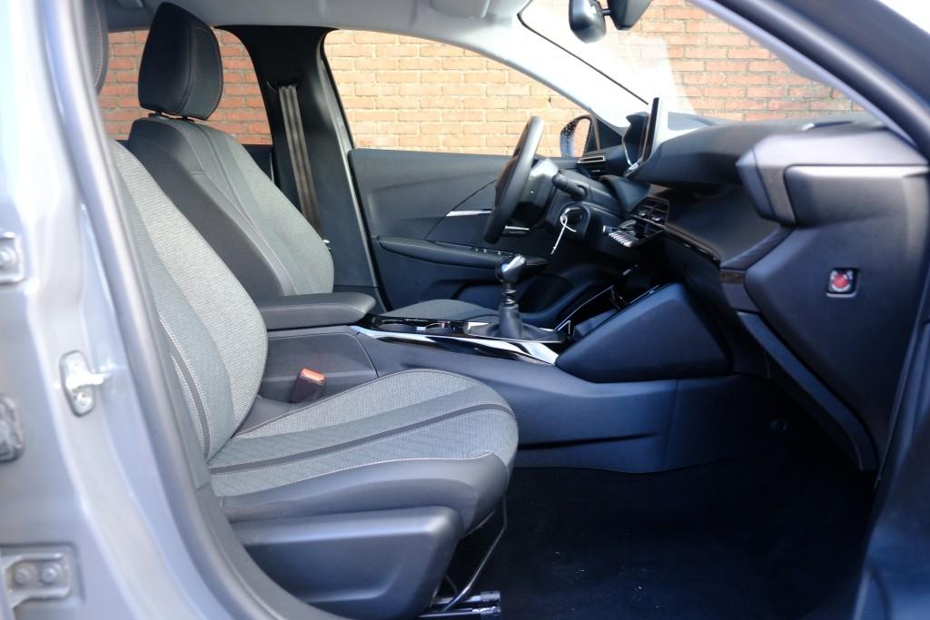 Peugeot 208 1.2 PureTech 100pk Allure | App Connect | Climate | Cruise | PDC afbeelding 4