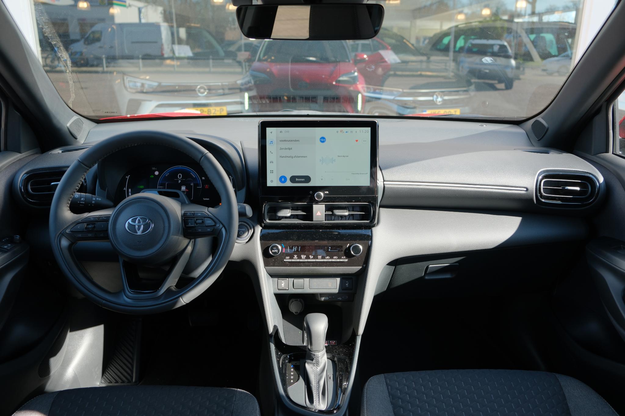 Toyota Yaris Cross 1.5 Hybrid 130pk CVT Dynamic | App Connect | Climate | Adaptive Cruise | Camera | PDC | Blind Spot | Winter Pakket afbeelding 2