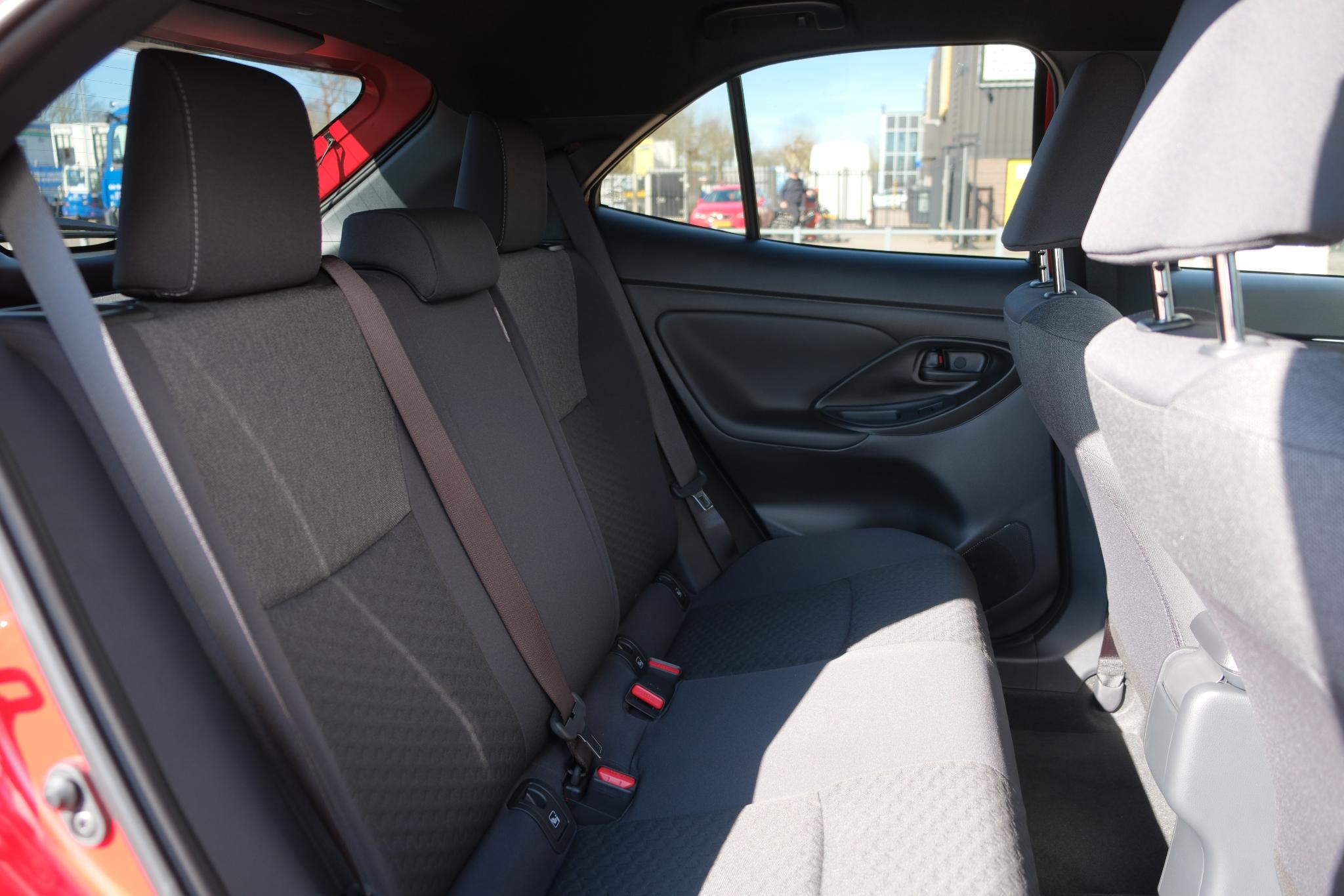 Toyota Yaris Cross 1.5 Hybrid 130pk CVT Dynamic | App Connect | Climate | Adaptive Cruise | Camera | PDC | Blind Spot | Winter Pakket afbeelding 10