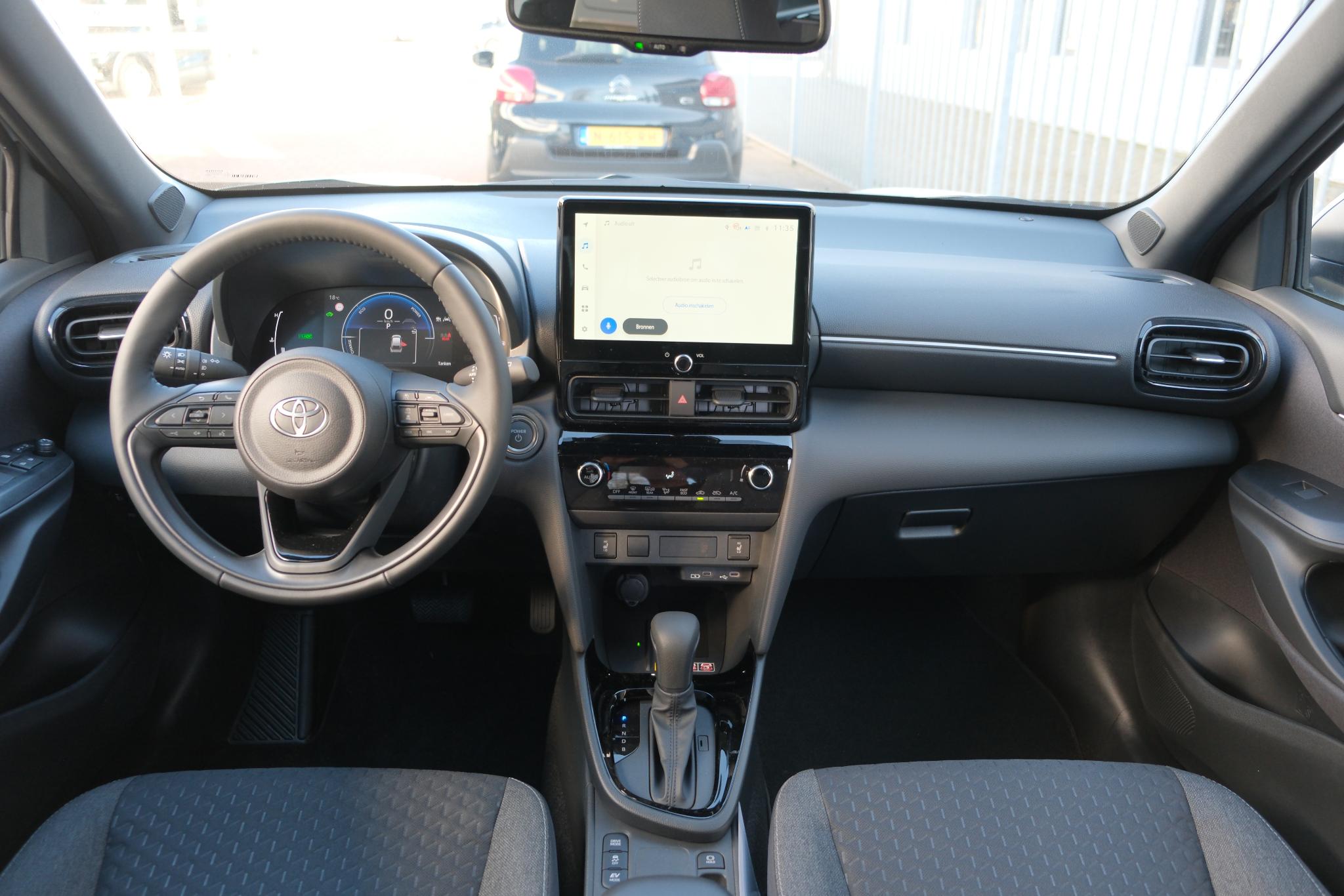 Toyota Yaris Cross 1.5 Hybrid 130pk CVT Dynamic | App Connect | Climate | Adaptive Cruise | Camera | PDC | Blind Spot | Winter Pakket afbeelding 2