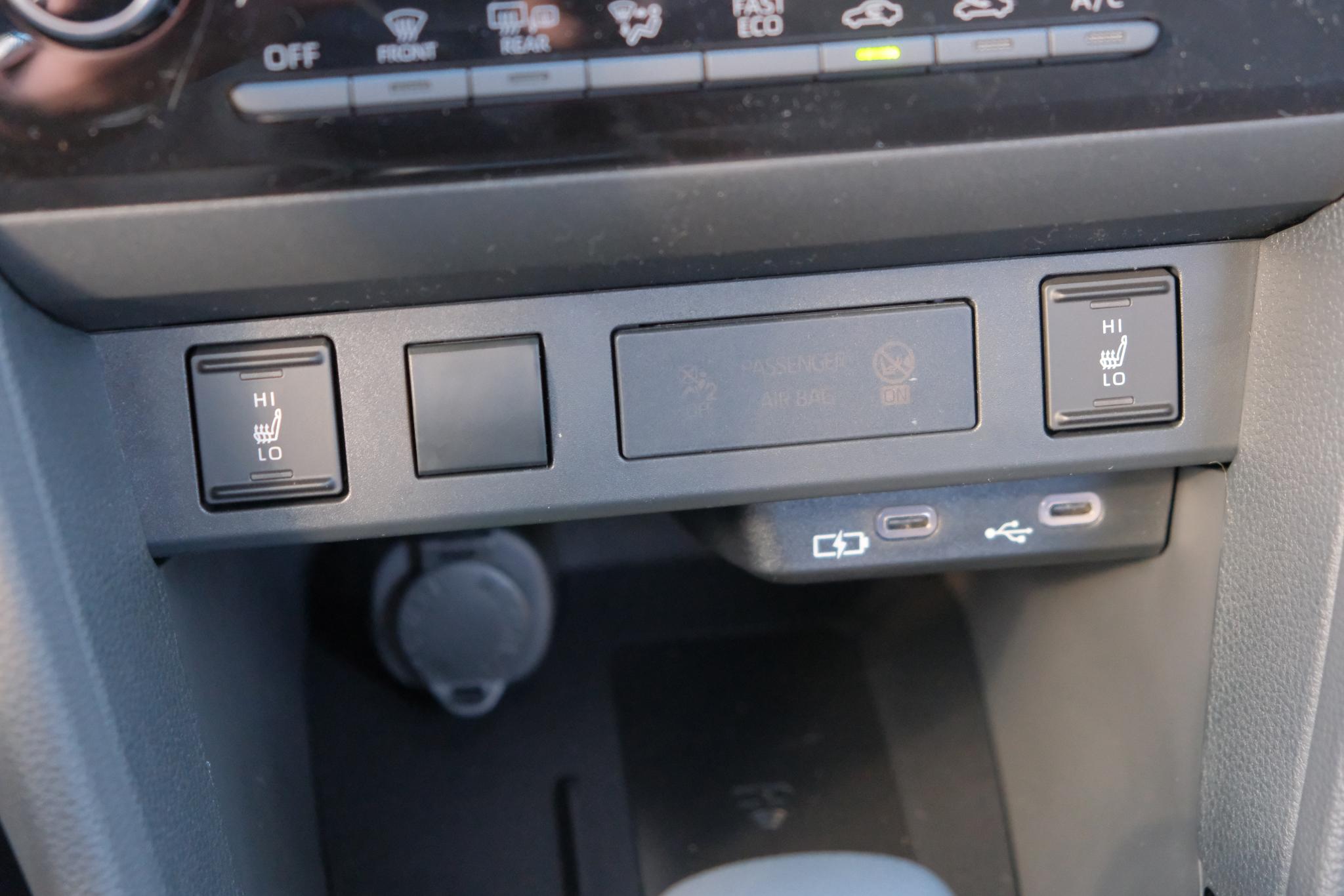 Toyota Yaris Cross 1.5 Hybrid 130pk CVT Dynamic | App Connect | Climate | Adaptive Cruise | Camera | PDC | Blind Spot | Winter Pakket afbeelding 14