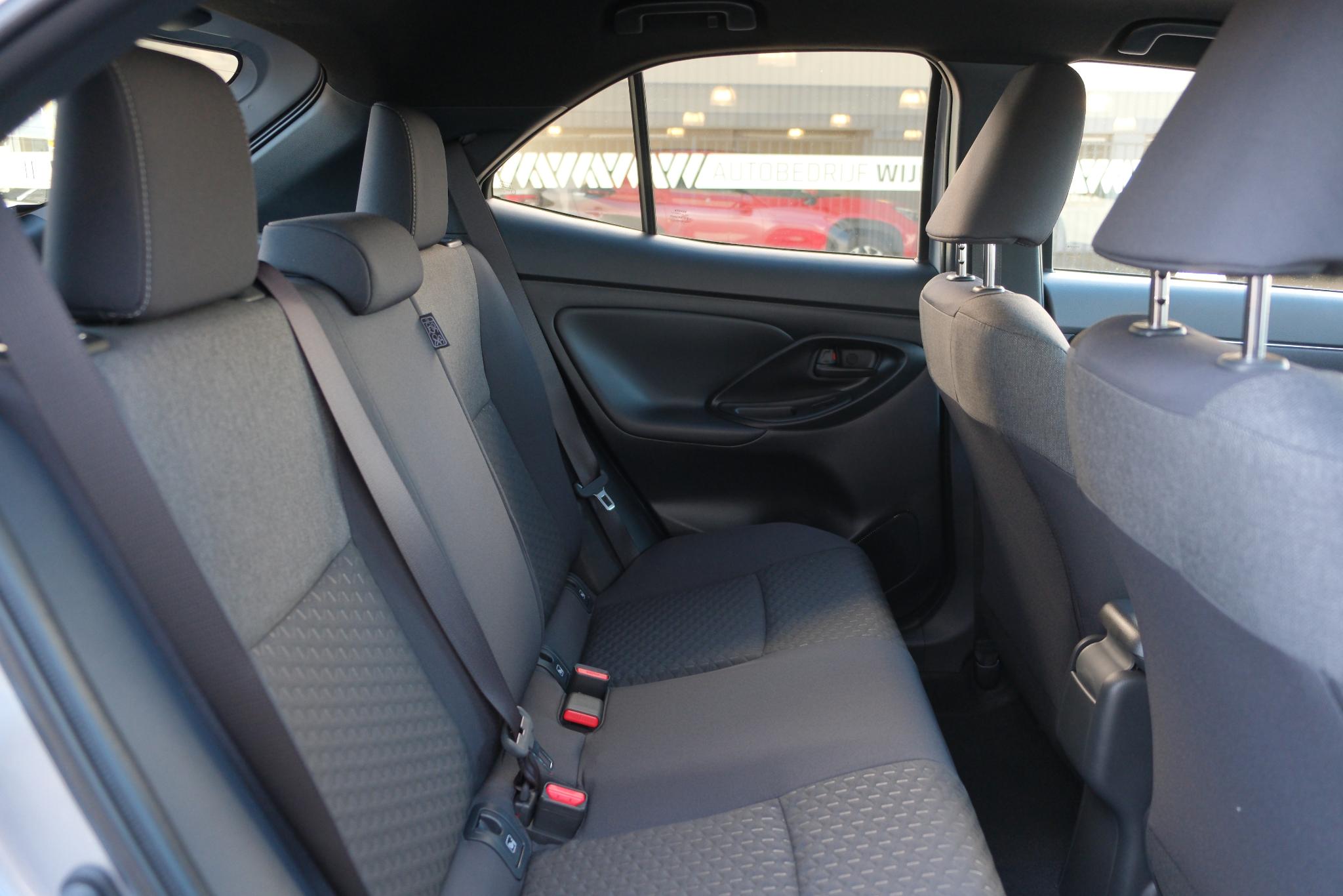 Toyota Yaris Cross 1.5 Hybrid 130pk CVT Dynamic | App Connect | Climate | Adaptive Cruise | Camera | PDC | Blind Spot | Winter Pakket afbeelding 10