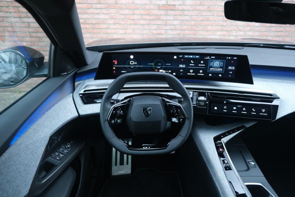 Peugeot 3008 1.2 Hybrid 145pk e-DCS6 GT | Navi | App Connect | Panoramadak | Focal Audio | Alcantara | Camera | Elektrische Achterklep | Winter Pakket afbeelding 13