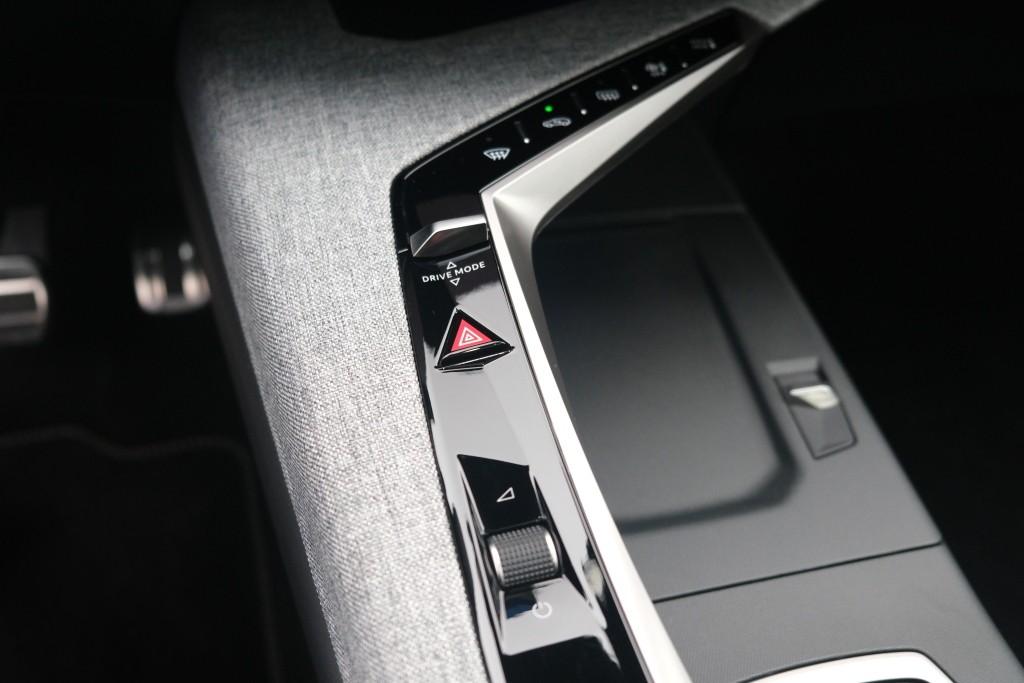 Peugeot 3008 1.2 Hybrid 145pk e-DCS6 GT | Navi | App Connect | Panoramadak | Focal Audio | Alcantara | Camera | Elektrische Achterklep | Winter Pakket afbeelding 25