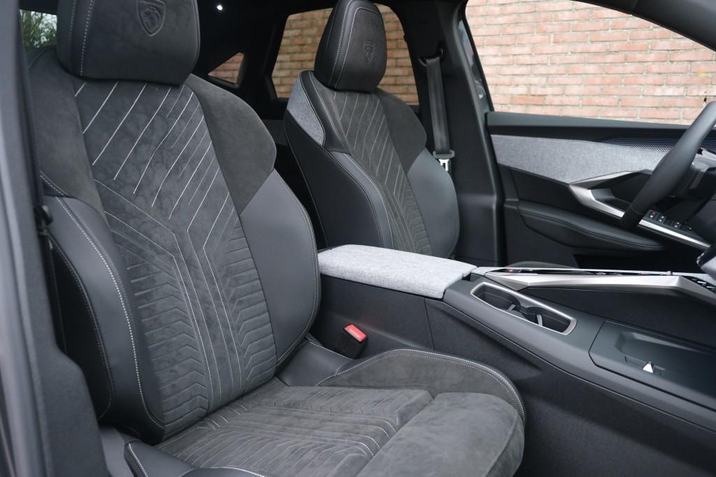 Peugeot 3008 1.2 Hybrid 145pk e-DCS6 GT | Navi | App Connect | Panoramadak | Focal Audio | Alcantara | Camera | Elektrische Achterklep | Winter Pakket afbeelding 6