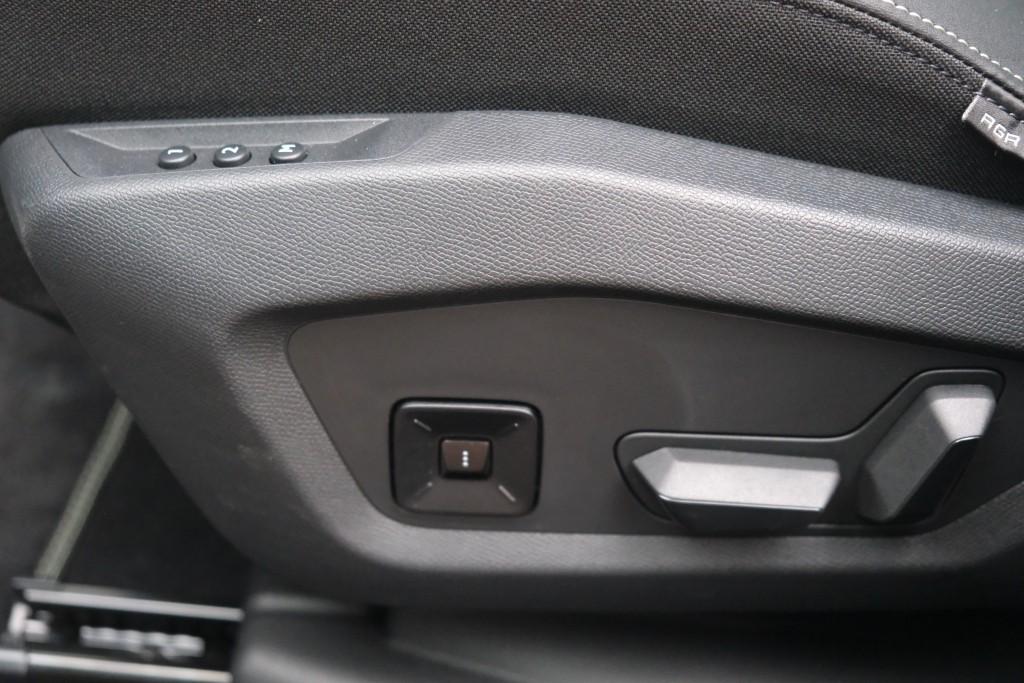 Peugeot 3008 1.2 Hybrid 145pk e-DCS6 GT | Navi | App Connect | Panoramadak | Focal Audio | Alcantara | Camera | Elektrische Achterklep | Winter Pakket afbeelding 30