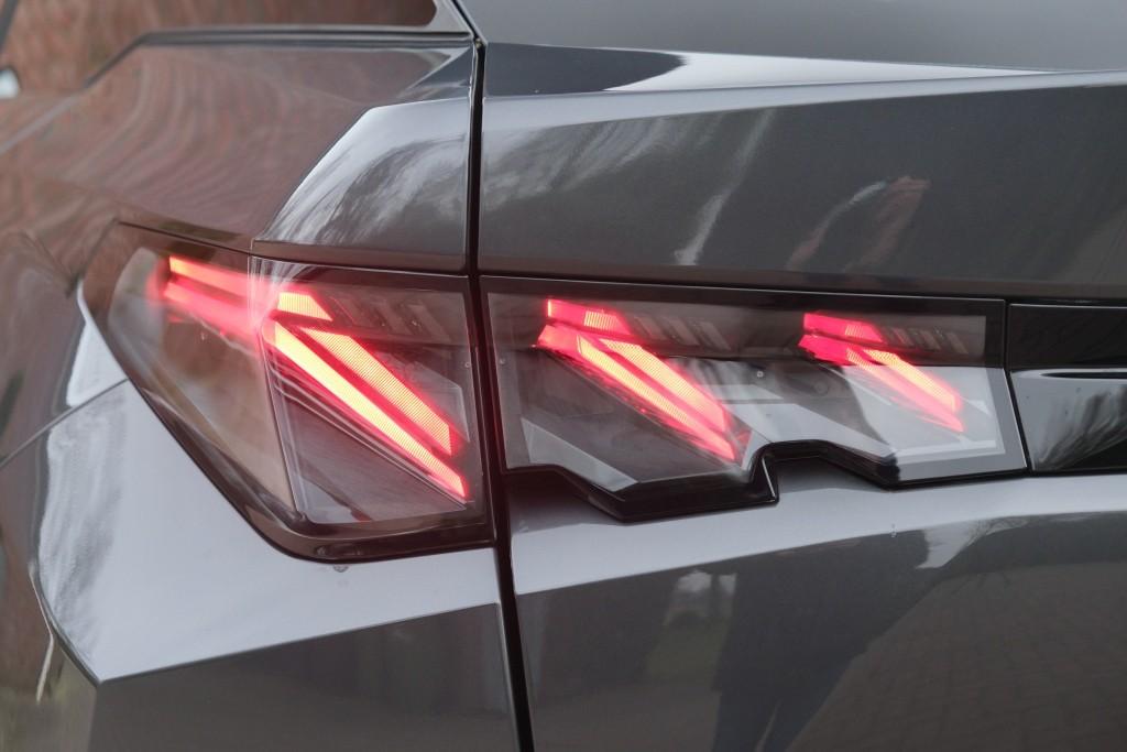 Peugeot 3008 1.2 Hybrid 145pk e-DCS6 GT | Navi | App Connect | Panoramadak | Focal Audio | Alcantara | Camera | Elektrische Achterklep | Winter Pakket afbeelding 33