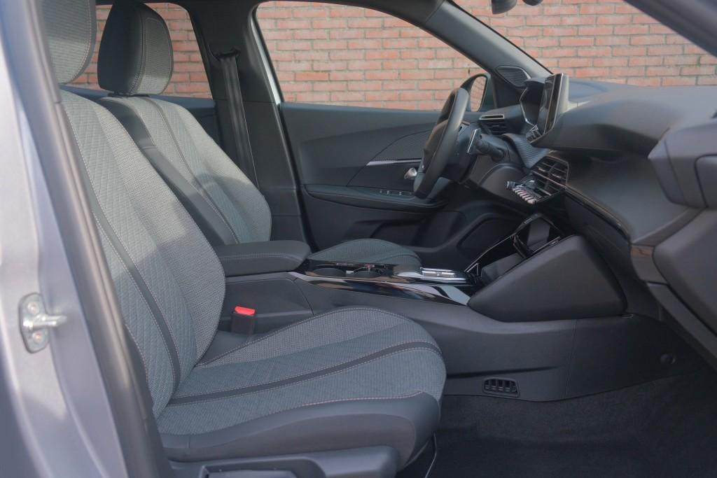 Peugeot 2008 1.2 Hybrid 145pk e-DCS6 Allure | Navi | App Connect | Adaptive Cruise | Keyless | Camera | Blind Spot | PDC afbeelding 4