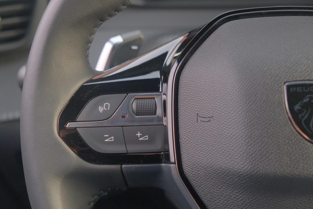 Peugeot 2008 1.2 Hybrid 145pk e-DCS6 Allure | Navi | App Connect | Adaptive Cruise | Keyless | Camera | Blind Spot | PDC afbeelding 9