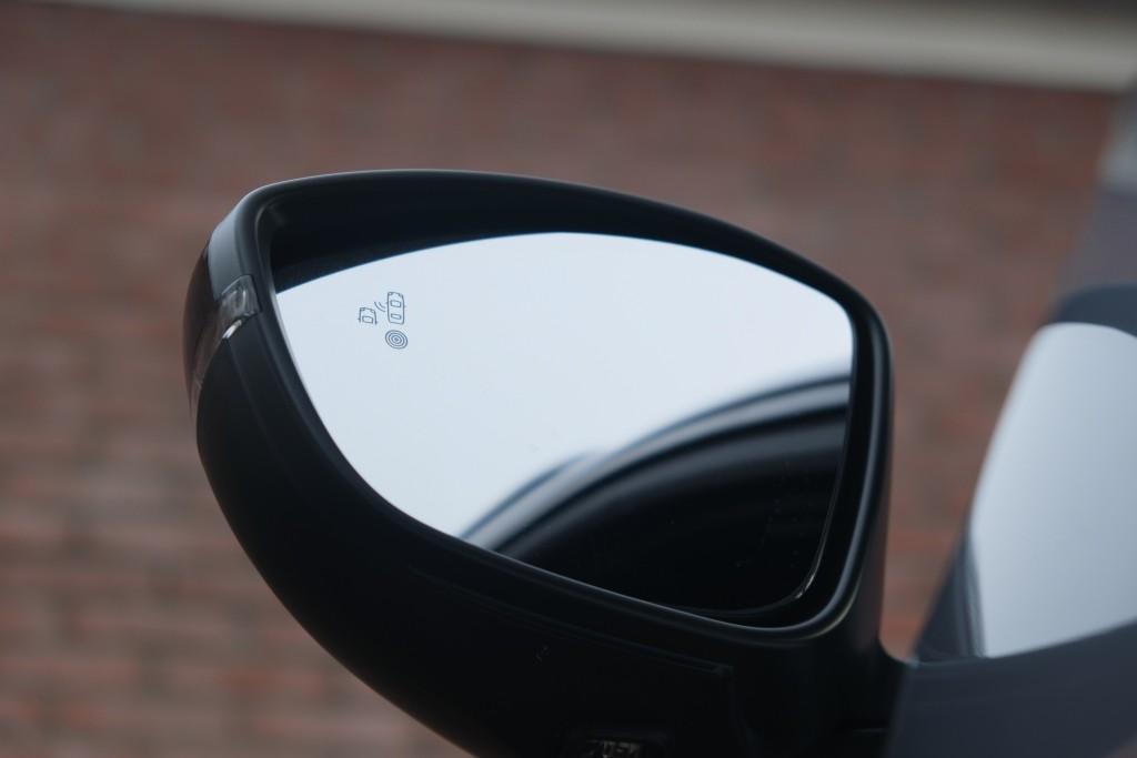 Peugeot 2008 1.2 Hybrid 145pk e-DCS6 Allure | Navi | App Connect | Adaptive Cruise | Keyless | Camera | Blind Spot | PDC afbeelding 29