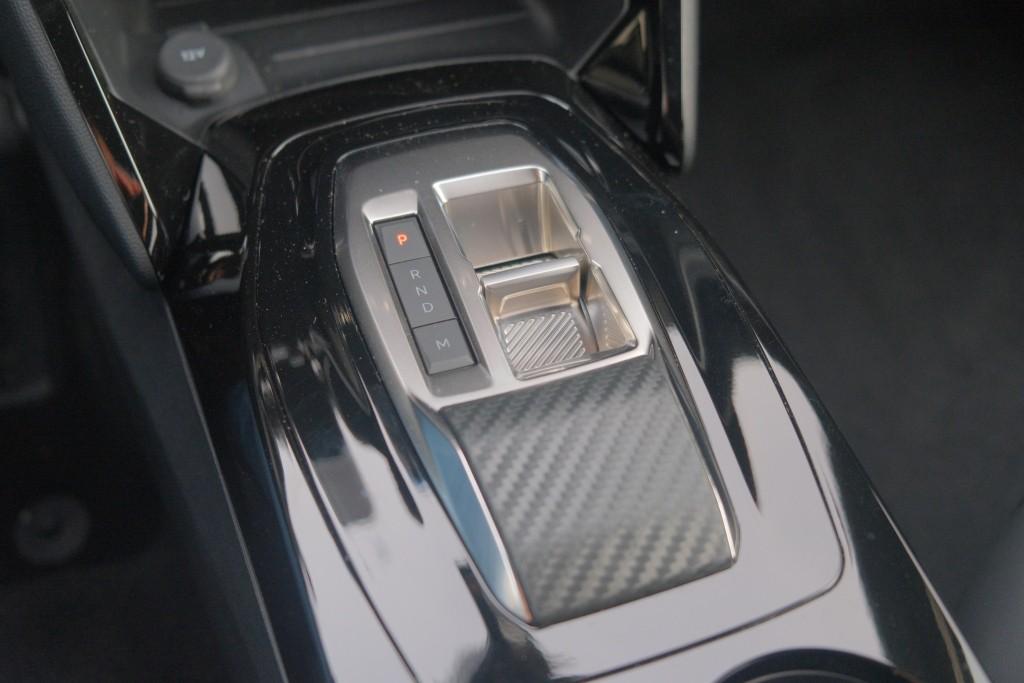 Peugeot 2008 1.2 Hybrid 145pk e-DCS6 Allure | Navi | App Connect | Adaptive Cruise | Keyless | Camera | Blind Spot | PDC afbeelding 24