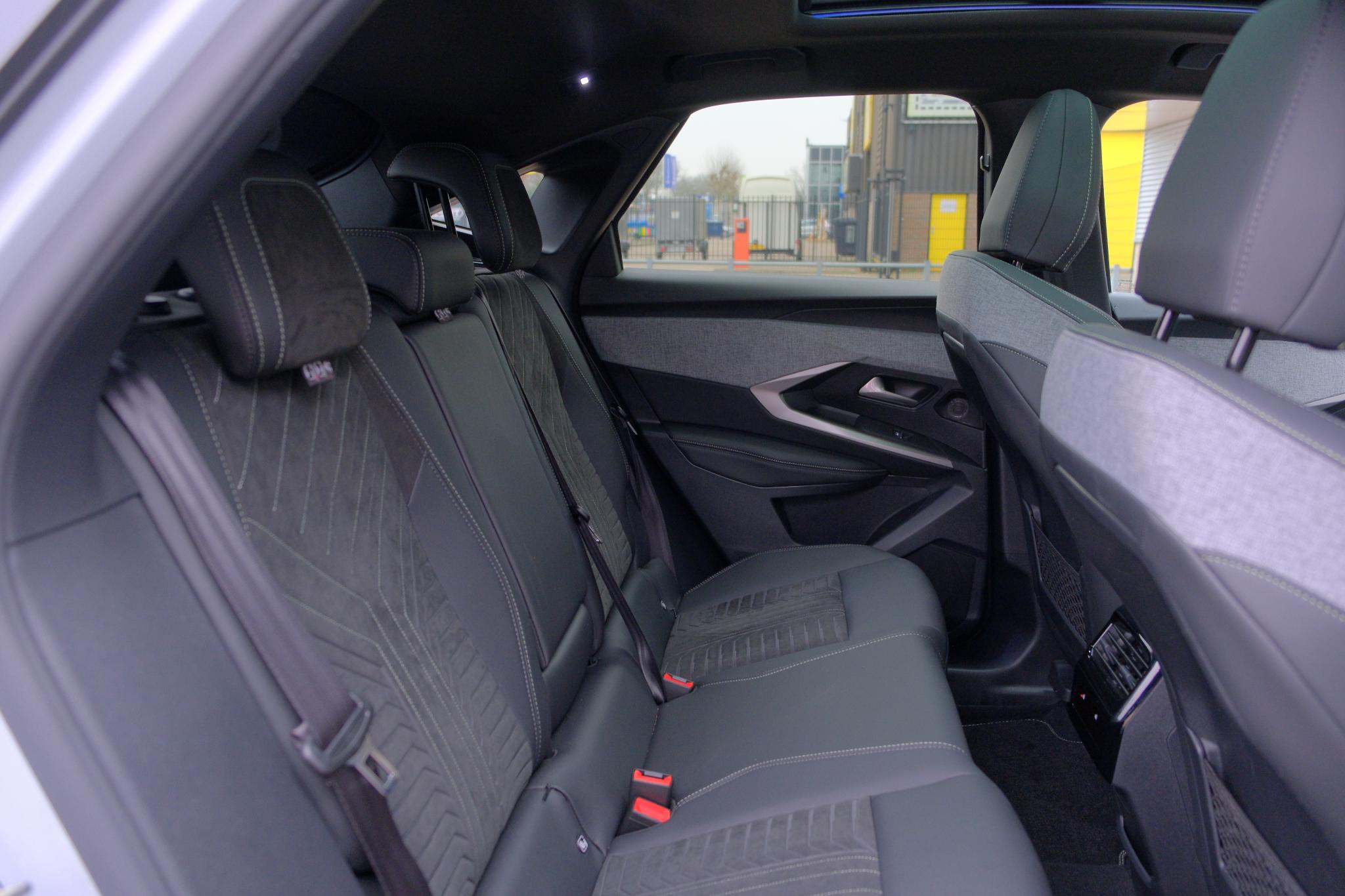 Peugeot 3008 1.2 Hybrid 145pk e-DCS6 GT | Navi | App Connect | Adaptive Cruise | Camera | Panoramadak | FOCAL® Audio | Elektrische Achterklep | Winter Pakket afbeelding 9