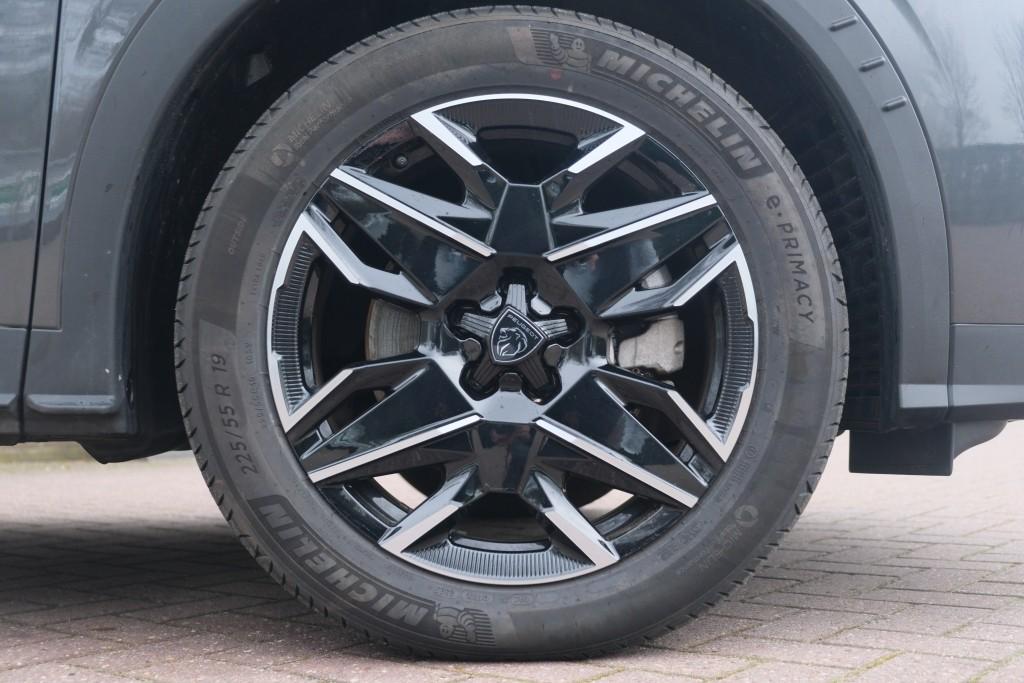 Peugeot 5008 1.2 Hybrid 145pk e-DCS6 GT 7 Persoons | Navi | App Connect | Adaptive Cruise | Panoramadak | Camera | Keyless | Stoelverwarming | Elektrische Achterklep | PDC afbeelding 32