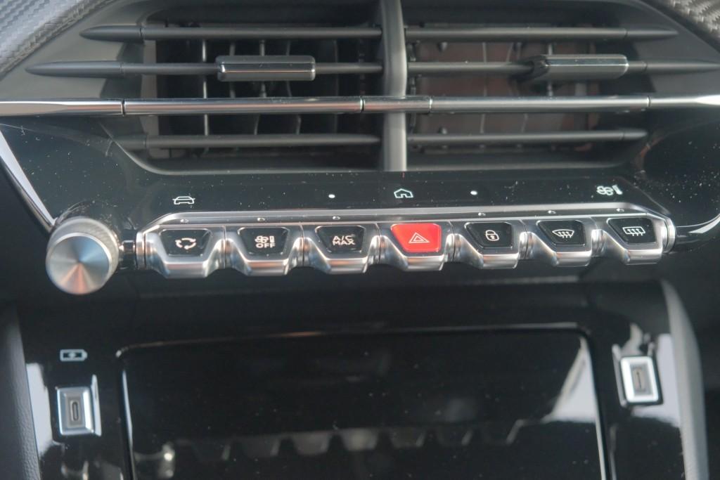 Peugeot 2008 1.2 Hybrid 145pk e-DCS6 Allure | Navi | App Connect | Adaptive Cruise | Keyless | Camera | Blind Spot | PDC afbeelding 20