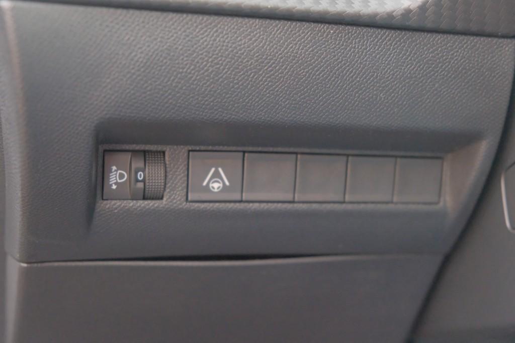 Peugeot 2008 1.2 Hybrid 145pk e-DCS6 Allure | Navi | App Connect | Adaptive Cruise | Keyless | Camera | Blind Spot | PDC afbeelding 25