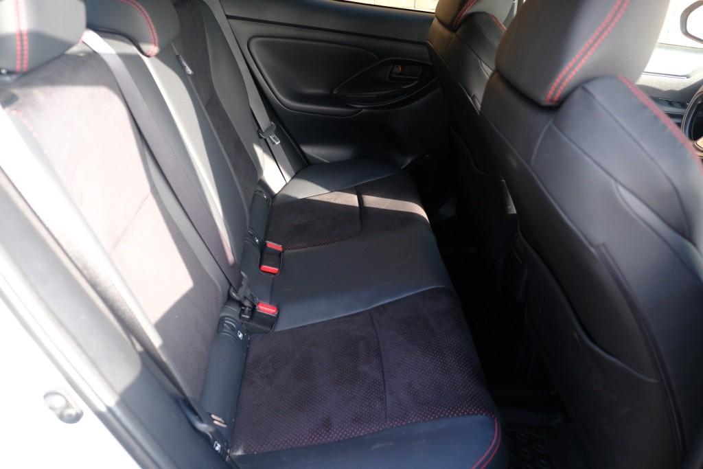 Toyota Yaris Cross 1.5 Hybrid 116pk CVT GR Sport | Navi | App Connect | Adaptive Cruise | Keyless | Camera | JBL | Alcantara/Leer afbeelding 3