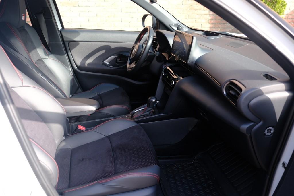 Toyota Yaris Cross 1.5 Hybrid 116pk CVT GR Sport | Navi | App Connect | Adaptive Cruise | Keyless | Camera | JBL | Alcantara/Leer afbeelding 4