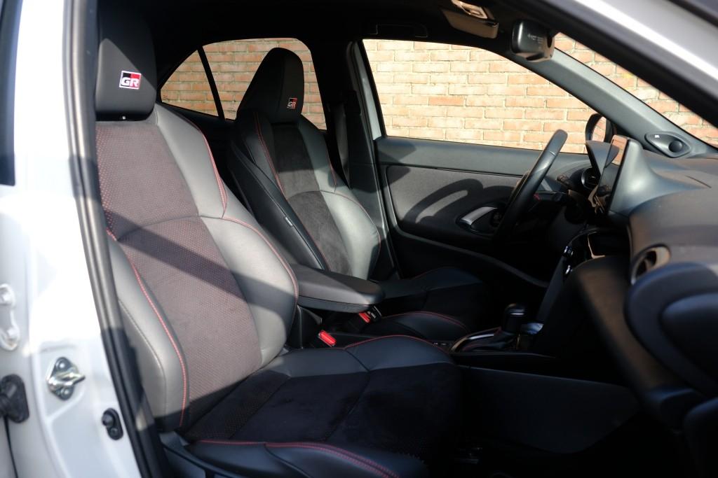 Toyota Yaris Cross 1.5 Hybrid 116pk CVT GR Sport | Navi | App Connect | Adaptive Cruise | Keyless | Camera | JBL | Alcantara/Leer afbeelding 5