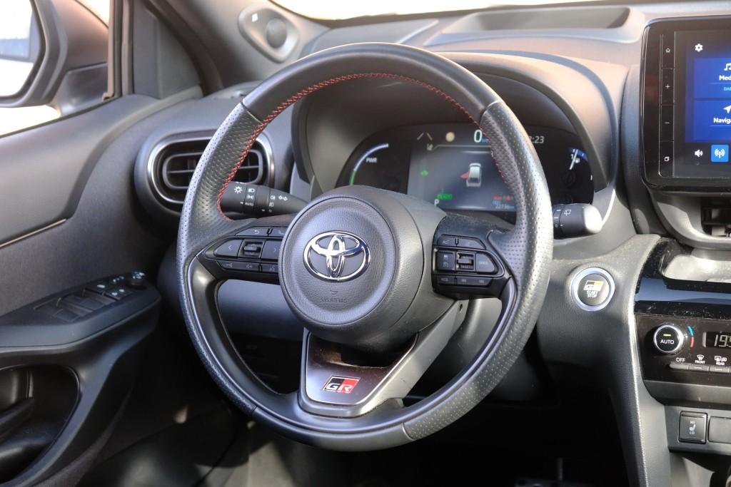 Toyota Yaris Cross 1.5 Hybrid 116pk CVT GR Sport | Navi | App Connect | Adaptive Cruise | Keyless | Camera | JBL | Alcantara/Leer afbeelding 13