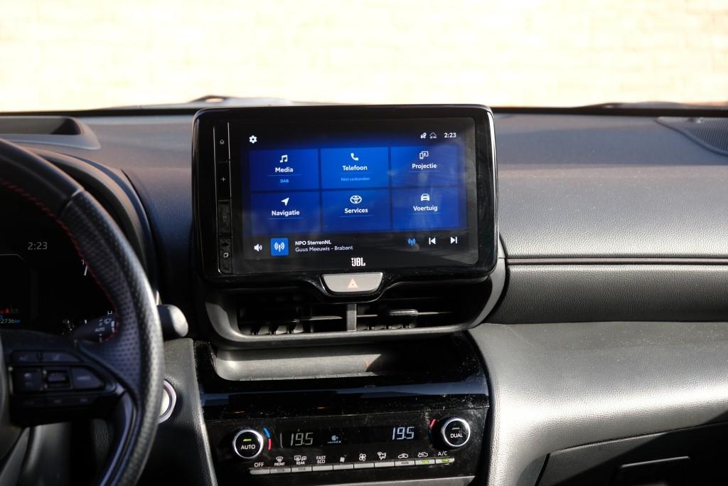 Toyota Yaris Cross 1.5 Hybrid 116pk CVT GR Sport | Navi | App Connect | Adaptive Cruise | Keyless | Camera | JBL | Alcantara/Leer afbeelding 16