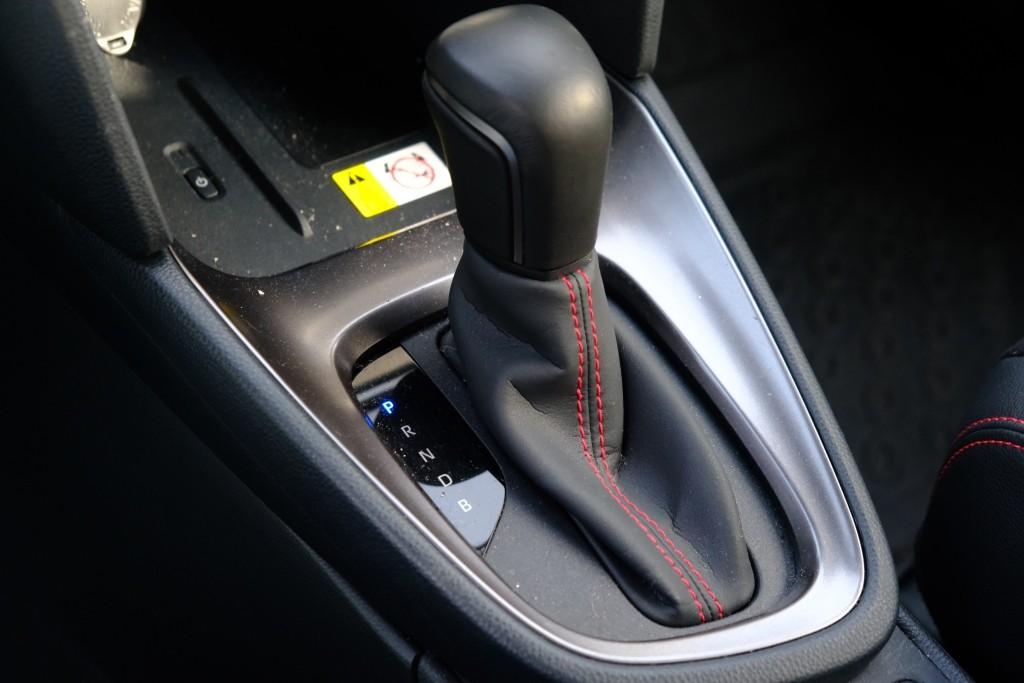 Toyota Yaris Cross 1.5 Hybrid 116pk CVT GR Sport | Navi | App Connect | Adaptive Cruise | Keyless | Camera | JBL | Alcantara/Leer afbeelding 25