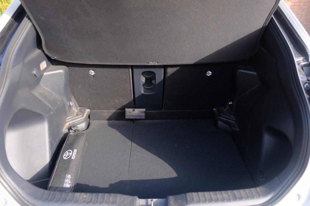 Toyota Yaris Cross 1.5 Hybrid 116pk CVT GR Sport | Navi | App Connect | Adaptive Cruise | Keyless | Camera | JBL | Alcantara/Leer afbeelding 34